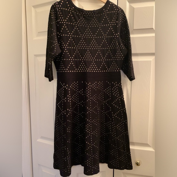 Classic black and flesh coloured cut out dress - Picture 3 of 4